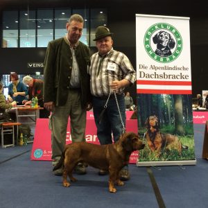 Peter Kreutner mit Aleksandar Icic und seinem Rüden Zeiss - Klub Dachsbracke