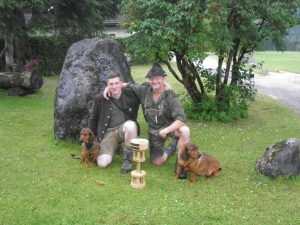 So sehen Sieger aus: Krautgartner Georg und Harald Heil mit Ihren Hündinnen und dem Wanderpokal