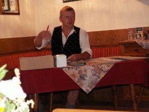 Ausbildungsreferent MF Harald Heil beim Erläutern der Prüfungsordnung