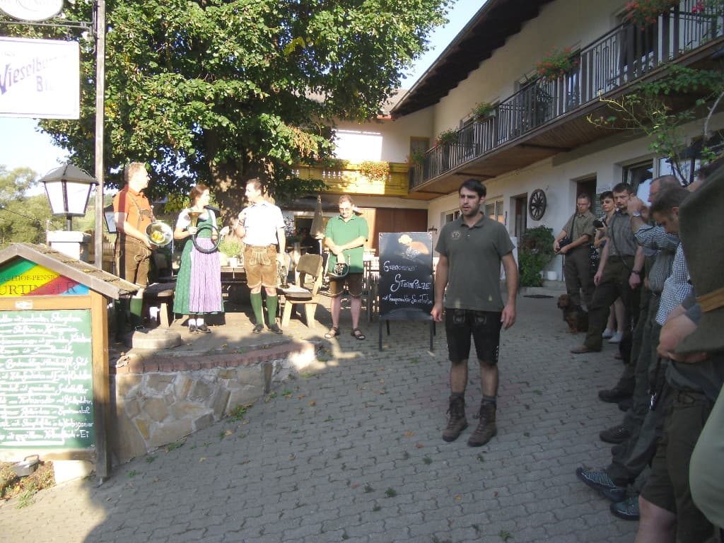 Prüfungsleiter Ing. Thomas Rupp begrüßt die Teilnehmer der Internationalen Schweißsonderprüfung 2015 - Klub Dachsbracke