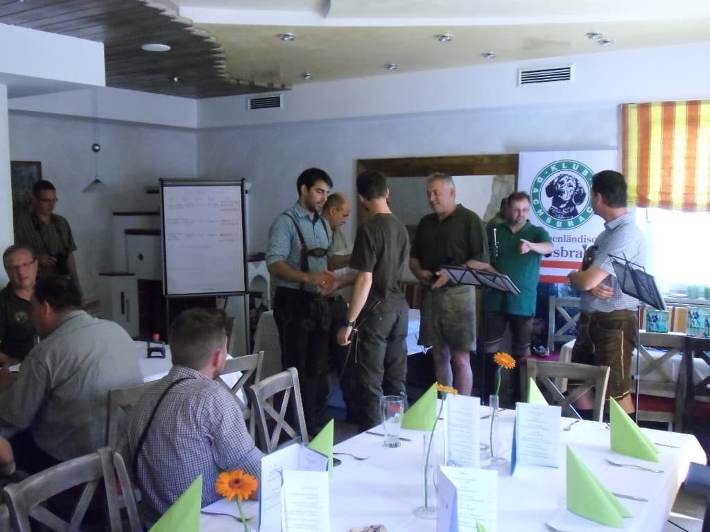 Bjm.Stv. Bez. Mödling Fö. Andreas Kaiser bei der Übergabe der Pokale, Thomas Rupp gratuliert Hundeführer Benedikt Mäusbacher zur tollen Leistung