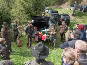 Die Ausrüstung für Jagdhundeführer wird von Stefan Rabelhofer erklärt.
