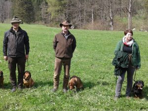 vlnr Franz Moisi mit Bea vom Hinterwinkl, Robert Hafelner mit Berry vom Hinterwinkl und Martina Mörth mit Dux von der Hochasteralm