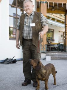 Weltsieger 2016 - Zeiss mit Besitzer Jcic Aleksandar - Klub Dachsbracke – Internationale Jagdhunde Zuchtschau 2017
