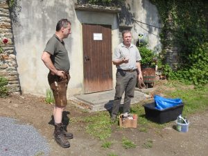Schweissarbeit erklärt von Landesleiter Stellvertreter Karl Maierhofer (rechts) und Leistungsrichter Franz Höhn (links) am Übungstag 2017