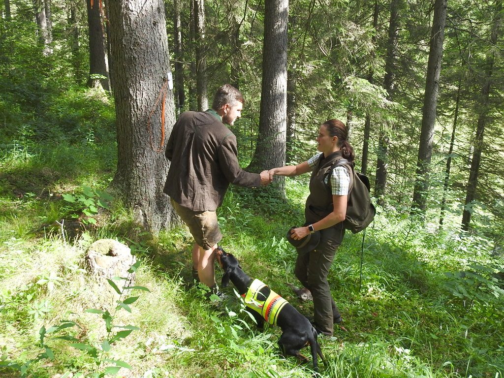 Georg Krautgartner gratuliert Daniela Hoffelner zur erfolgreichen Schweißarbeit