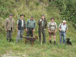 v.l.n.r: LR Anwäter Kurt Schlechtleitner, LL Hans Fercher, Hundeführer Kasper