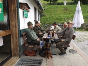 Gemütliches Beisammensein nach getaner Arbeit am Übungstag der Landesgruppe Salzburg 2017 - Klub Dachsbracke