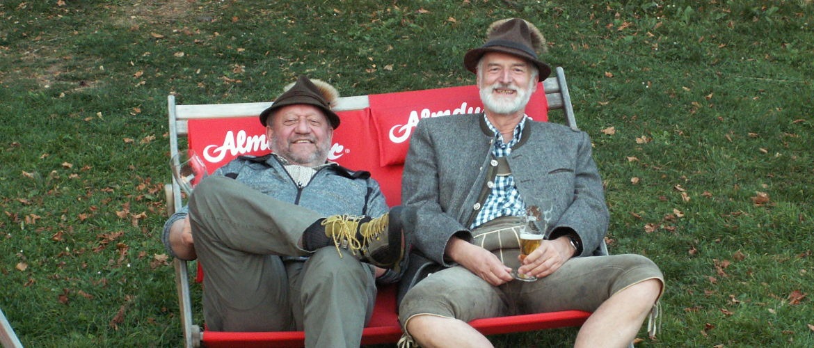 Karl Masser und Franz Müller überwachen das Geschehen – Klub Dachsbracke