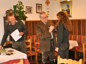 Lisa Zimmermann empfängt das Jagdgebrauchshundeführerabzeichen der Steirischen Landesjägerschaft