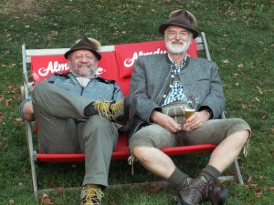 Das Trachtenpärchen Karl Masser und Franz Müller überwachen das Geschehen - Klub Dachsbracke