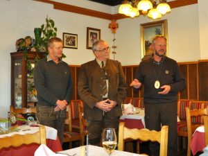 v.l.n.r: Prüfungsleiter Harald Heil, Bezirksjägermeister Hannes Krinner, Alois Kröpfl - Klub Dachsbracke