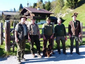 v.l.n.r: LL Hans Fercher, LRA. Thomas Winkler, HF. Kaspar Brunnauer mit Dux von der Apriacheralm, HF. Hermann Pernthaner, LR. Sepp Buchner - 534. Gebrauchsprüfung in Saalbach/Hinterglemm