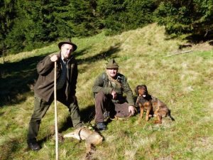 Nach bestandener Schweißarbeit LL Hans Fercher und HF Kaspar Brunnauer mit Dux von der Apriacheralm - 534. Gebrauchsprüfung in Saalbach/Hinterglemm