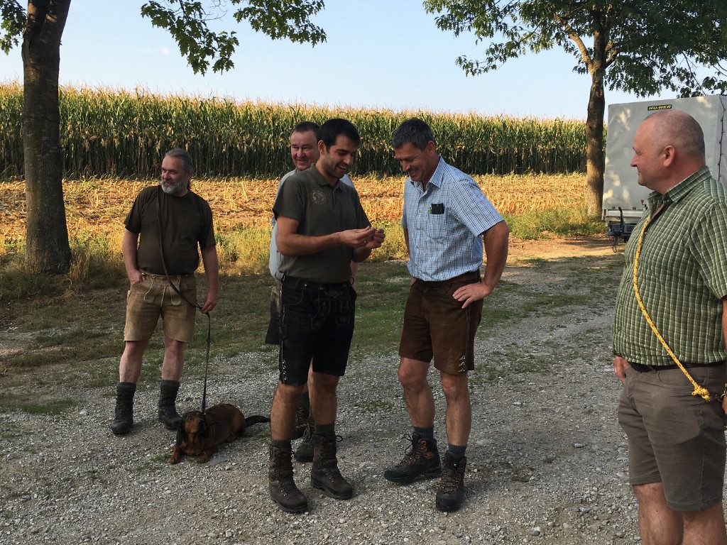 LL Fö Ing. Thomas Rupp bedankte sich bei OFö Ing. Thomas Handsteiner und überreichte ihm ein Hutabzeichen - Schweißhunde Übungstag der Landesgruppe Wien/Nö/Bgld. 2018 – Klub Dachsbracke