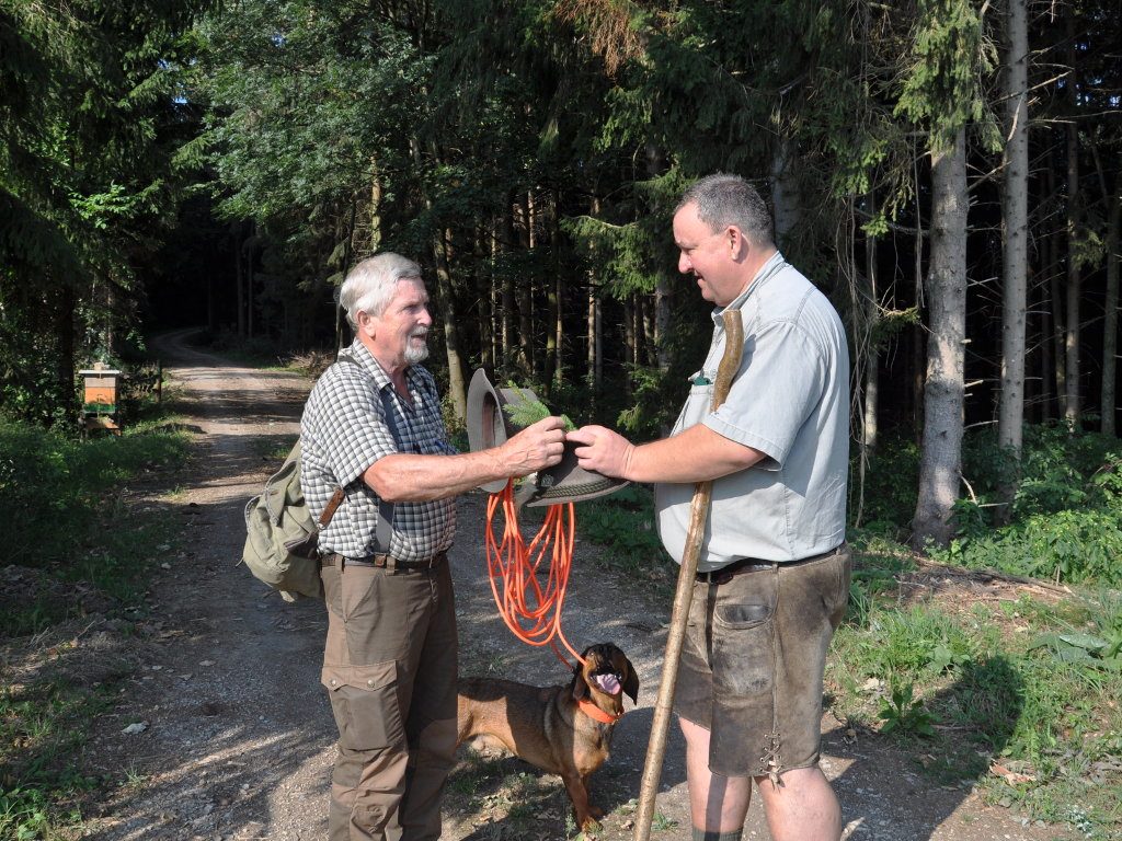 Nach erfolgreich ausgearbeiteter Übernachtfährte - Schweißhunde Übungstag der Landesgruppe Wien/Nö/Bgld. 2018 – Klub Dachsbracke