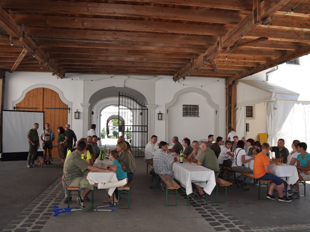 Nach getaner Arbeit versammelten wir uns im Meiereihof ...