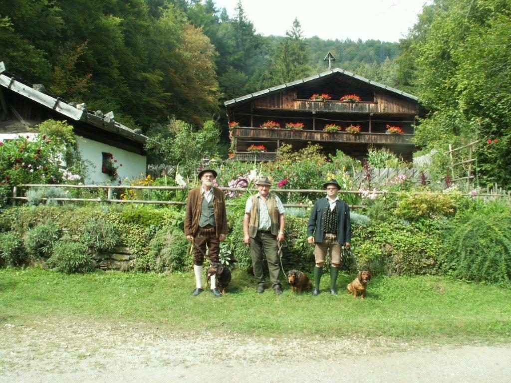 vlnr: Anton Mocsics mit Sultan vom Steffingerwald, Ludwig Schaffer mit Trixi vom Omersberg und Alois Huber mit Vesta vom Schloss Greisenegg - Jagdhundevorführung am Aufsichtsjägertag des Steirischen Aufsichtsjägerverbandes 2018