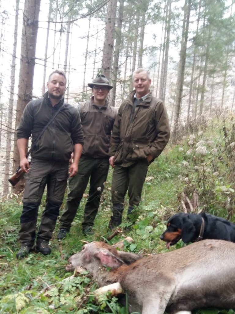 Florian Kreuzbichler mit Vitta von Eggersbach nach der Schweißarbeit - 543. Gebrauchsprüfung - Klub Dachsbracke 2018