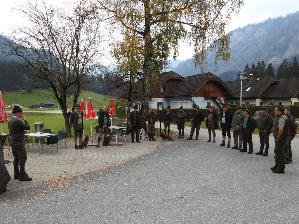 MF Harald Heil begrüßt die Teilnehmer der 543. Gebrauchsprüfung - Klub Dachsbracke 2018