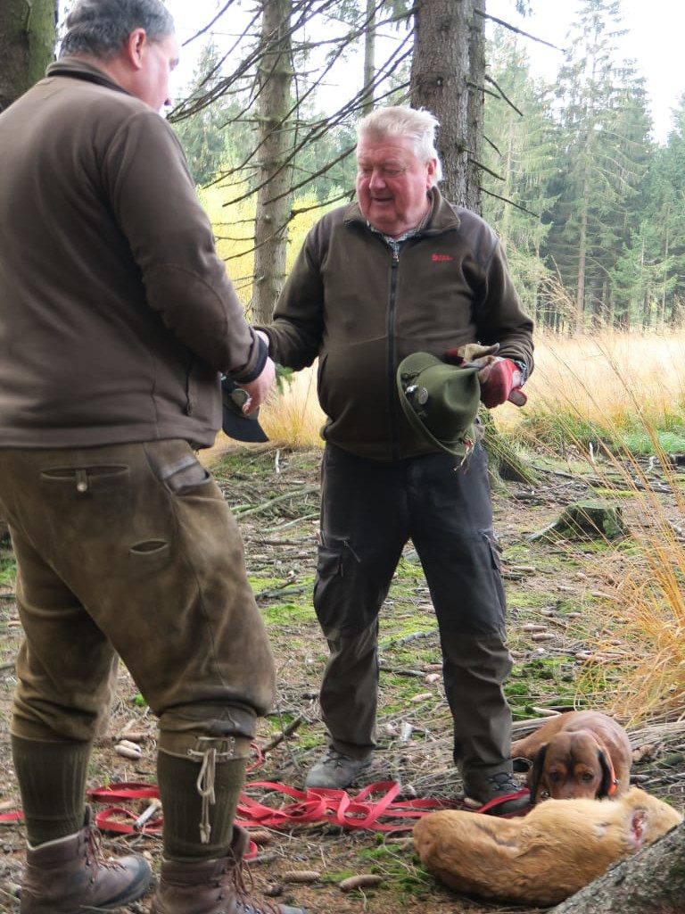Nach erfolgreicher Arbeit - Erwin Kapeller mit Wolfi vom Reitschacher - 544. Gebrauchsprüfung - Klub Dachsbracke 2018