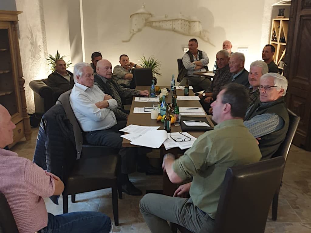 Die interessierte Corona im Seminarraum des "Goldenen Löwen" - Leistungsrichter Seminar 2019 in Kufstein - Klub Dachsbracke